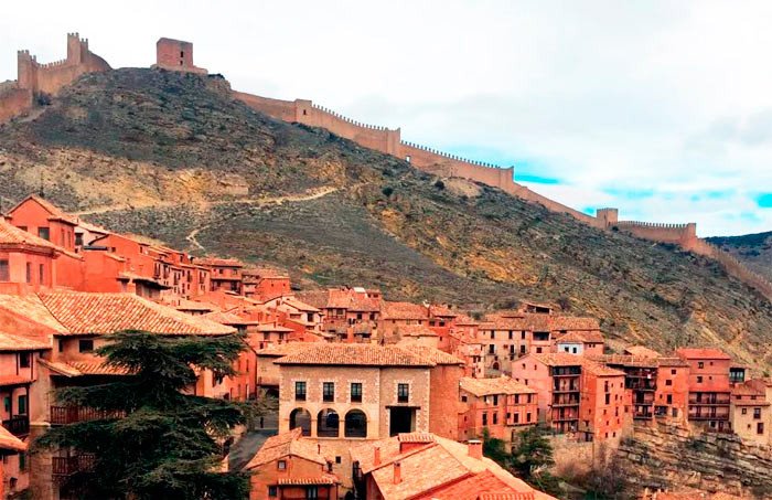 Tonos rosados del caserío de Albarracín, dominado por las murallas. Imagen de Belén Molleda. Guiarte.com