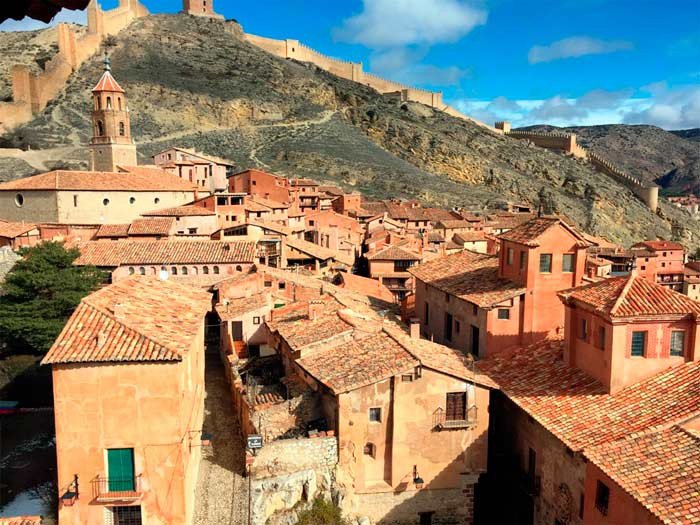 Caserío de Albarracín. Al fondo la torre de la iglesia de Santiago. Imagen de Belén Molleda. Guiarte.com