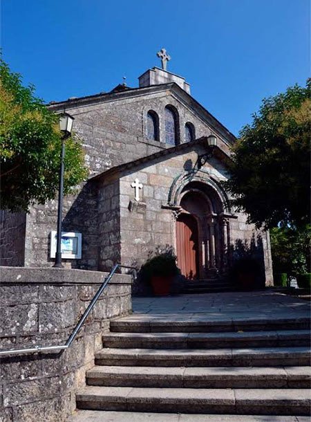 La iglesia de San Tirso, de Palas de Rey, con su portada románica. Imagen de Jose Holguera para Guiarte.com