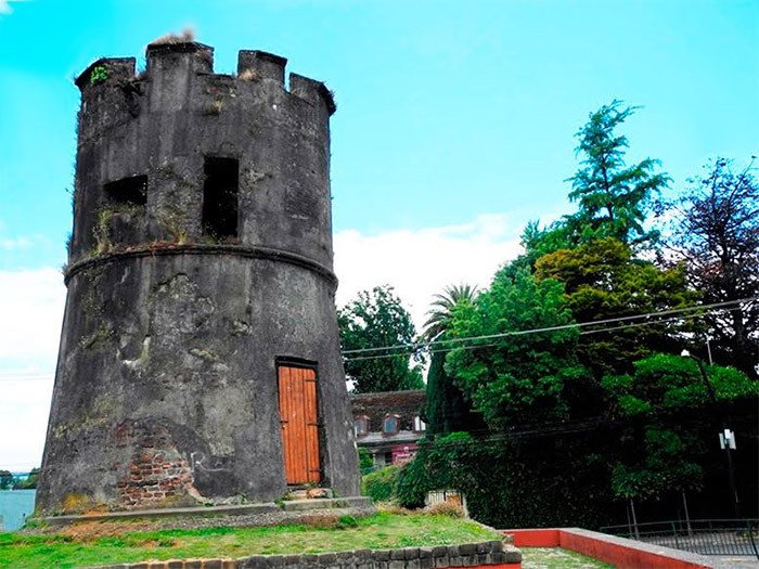 Imagen de uno de los torreones de la época colonial que restan en pie en Valdivia, Chile. Imagen Luis Alvarez. Guiarte.com