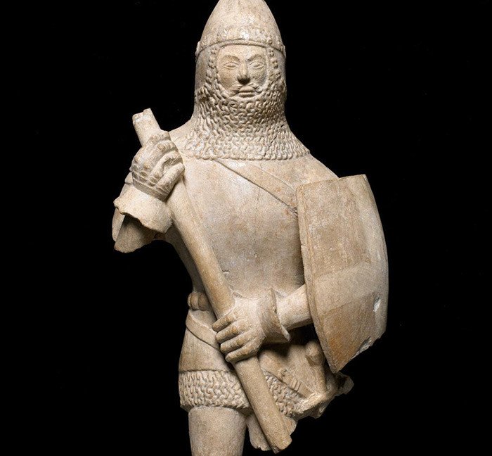 Estatuilla de un caballero, 1375-1425. Inglaterra. Piedra. The Trustees of the British Museum.