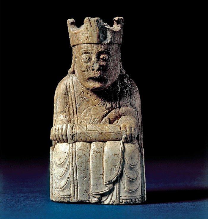 Rey del juego de ajedrez de Lewis, 1150-1200. Encontrado en Escocia. Marfil de morsa. The Trustees of the British Museum.