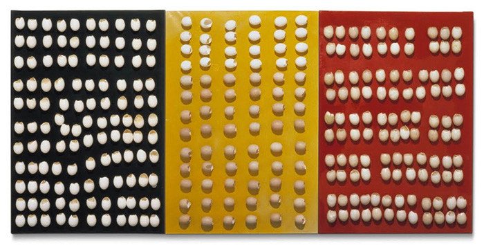 Marcel Broodthaers. Cáscaras de huevo sobre tres lienzos pintados. 1965-1966.