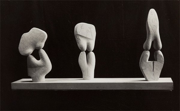 Ángel Ferrant. Tres mujeres, 1948. Piedra blanca, talloa directa, 56,3 x 119 x 19. Colección Museo Nacional Centro de Arte Reina Sofía, Madrid.