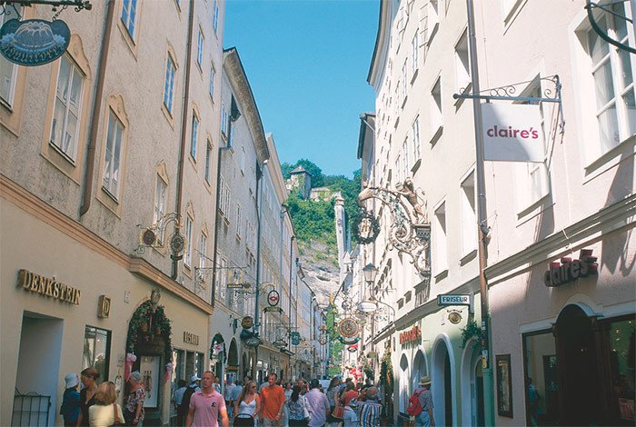 La animada Getreidegasse en el centro de Salzburgo. Diejun/Turismo de Austria.