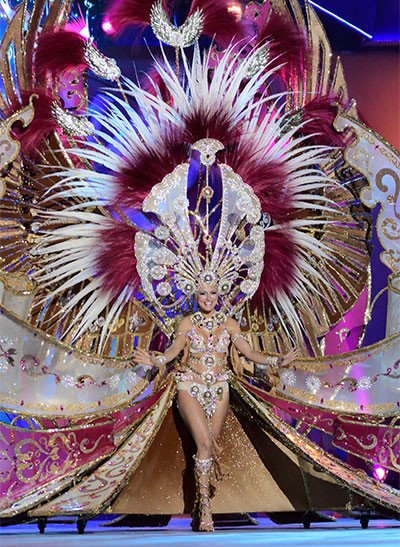 El Carnaval de la capital grancanaria atrae cada año a miles de turistas, convirtiéndose en uno de los principales atractivos de la ciudad.