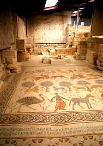El interior del templo del Monte Nebo conserva una coleción notabilísima de mosaicos. El gran mosaico de la Iglesia conmemorativa de Moisés, con escenas de caza. Mide nueve metros de largo por tres de