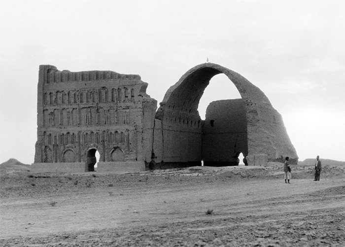 Taq-e Kesra, sala arqueada del Palacio Real de Ctesifonte, Irak 1932 © Ctesifón Archivo / Museo de Arte Islámico Museos / Nacionales en Berlín