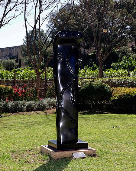 La obra del artista catalán Joan Miró enriquece el contenido de los Jardines de Marivent, que ahora abren al público. Imagen Turismo de Mallorca