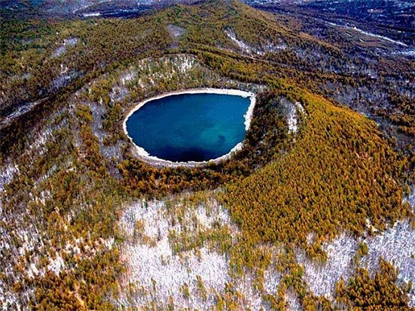 Geoparque de Arxan, con lago en cráter volcánico. UNESCO/Arxan