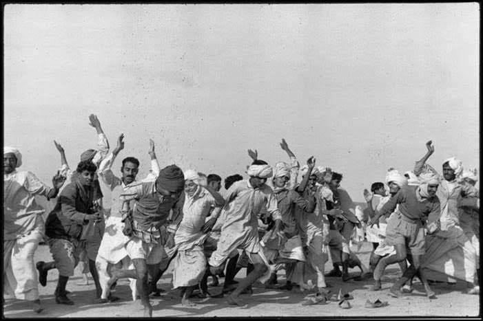 Gimnasia en campo de refugiados en Kurukshetra, India, diciembre de 1947.© Henri Cartier-Bresson / Magnum Photos