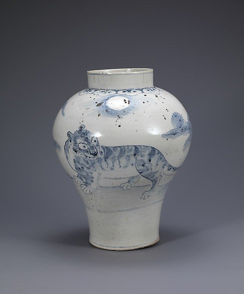Jar with tiger decoration. The National Museum of Korea. 19th century.