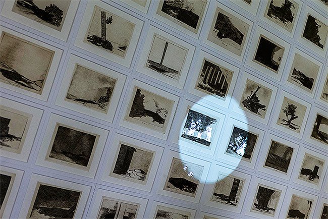 Imagen en sala de Cuando cuento estás solo tú pero cuando miro hay solo una sombra de Farideh Lashai. Foto Museo Nacional del Prado