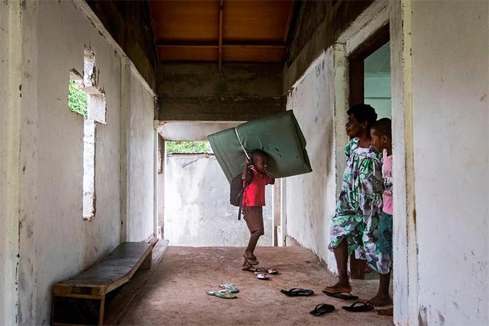 Los habitantes de Saama Village, en Vanuatu,  se preparan para la llegada del ciclón Danna y buscan refugio en la iglesia de la localidad. © Pedro Armestre/ Greenpeace Handout