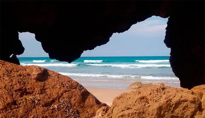 La costa española mantiene mayor calidad en el norte peninsular. Playa en San Vicente de la Barquera. Imagen de Guiarte.com