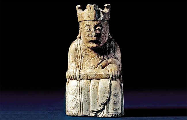 Rey del juego de ajedrez de Lewis, 1150-1200. Posiblemente, Noruega, encontrado en Escocia. Marfil de morsa © The Trustees of the British Museum (2016). All rights reserved