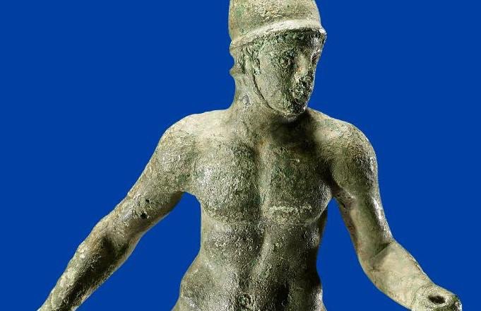 Guerrero griego listo para lucha. 350-300 a. C. Estatuilla de bronce. The Trustees of the British Museum.