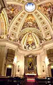 La capilla del Palacio Real es armoniosa y bella. guiarte.com