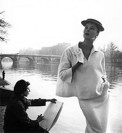 Louise Dahl-Wolfe. Suzy Parker en el Sena, traje de Balenciaga. 1953.