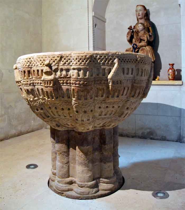 Pila bautismal en Redecilla del Camino (Burgos), una de las obras románicas más bellas en su género, en el Camino Francés. Imagen de José Holguera/Guiarte.com 