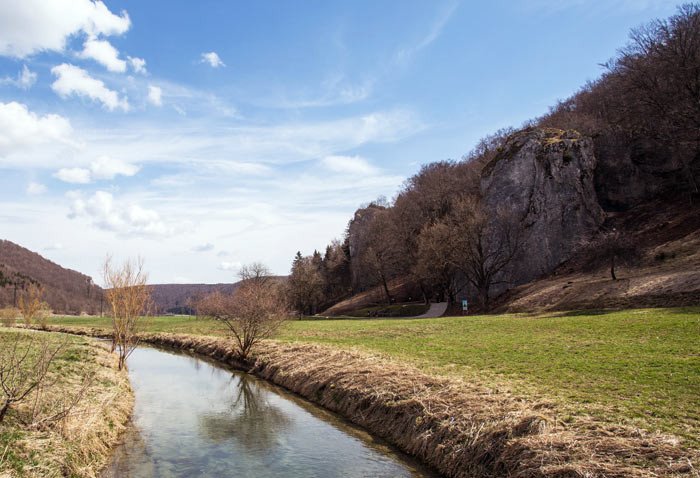 Vista del valle del Ach, con Hohle Fels en el lado derecho.: © Landesamt für Denkmalpflege (LAD) im Regierungspräsidium Stuttgart/ H. Parow-Souchon /UNESCO