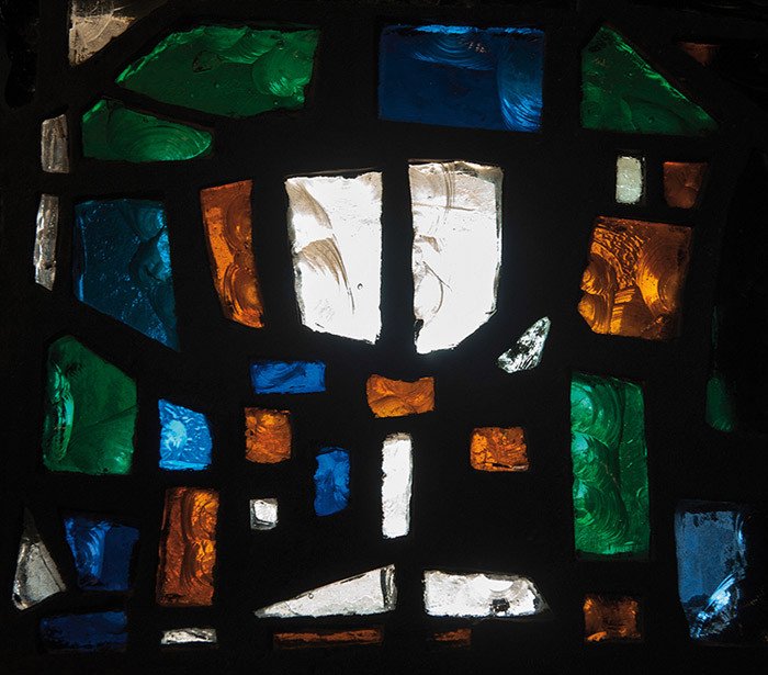 Basílica de la Virgen del Camino. Detalle de vidriera. Imagen de Pablo Hojas
