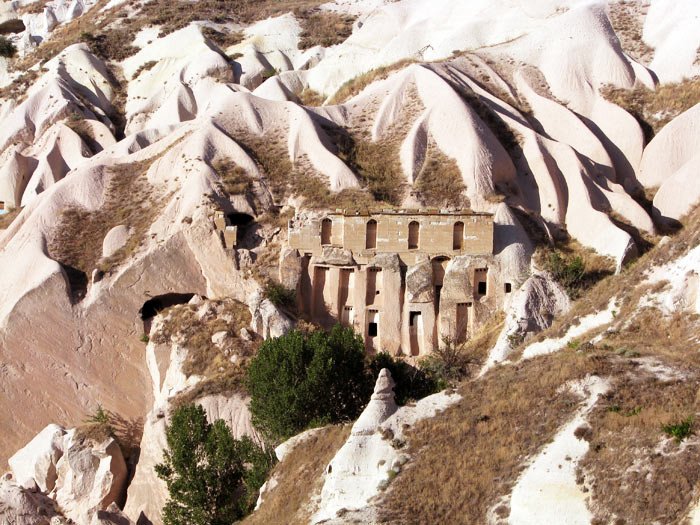 Los destinos mediterráneos registraron un alto crecimiento del Turismo. Paisaje cerca de Uchisar, Turquía. Imagen de Guiarte.com/Miguel Angel Alvarez