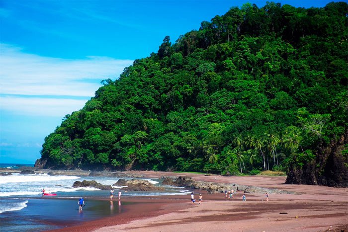 La ruta arranca en Playa Jacó, en la costa del Pacífico, para concluir también a la orilla del mar, en Playa Moín, Limón, costa del Caribe. Playa Jacó. Turismo de Costa Rica