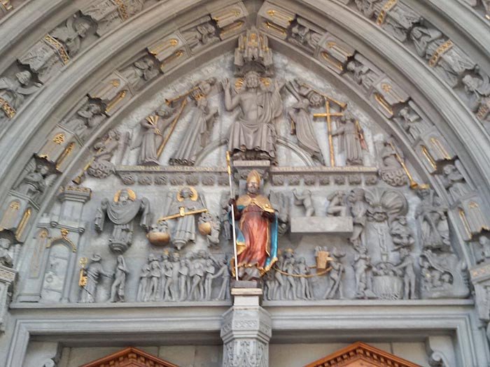 Tímpano del portal principal de la catedral de San Nicolás en Friburgo (Suiza), obra del siglo XIV. Imagen de Guiarte.com