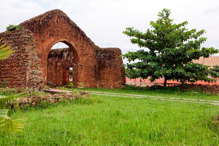 Ruinas de la antigua catedral, originaria del siglo XVI. En Mbanza Kongo. © INPC/UNESCO