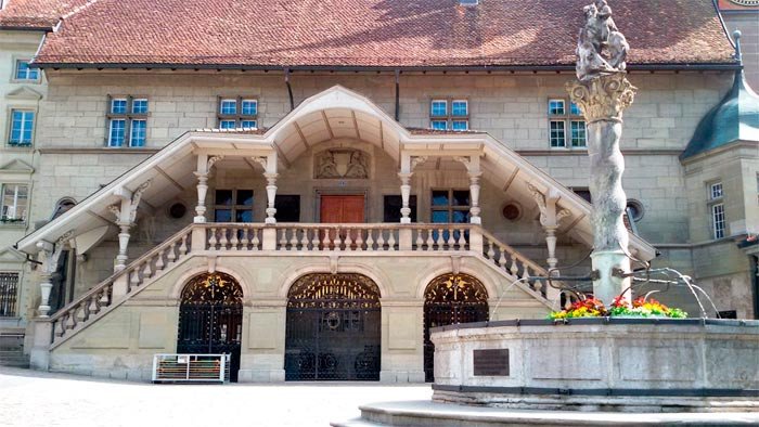 Fachada del Ayuntamiento de Friburgo, con sus originales escaleras barrocas. Imagen de Guiarte.com