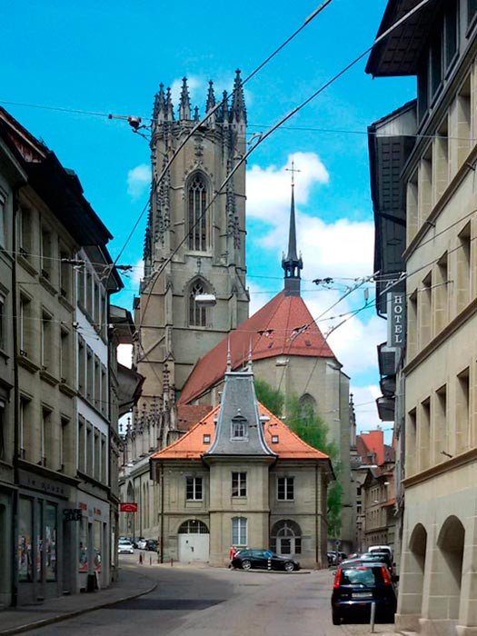 Lo más impresionante de la catedral de Friburgo es su descomunal torre, la mayor torre gótica suiza. Imagen de Guiarte.com