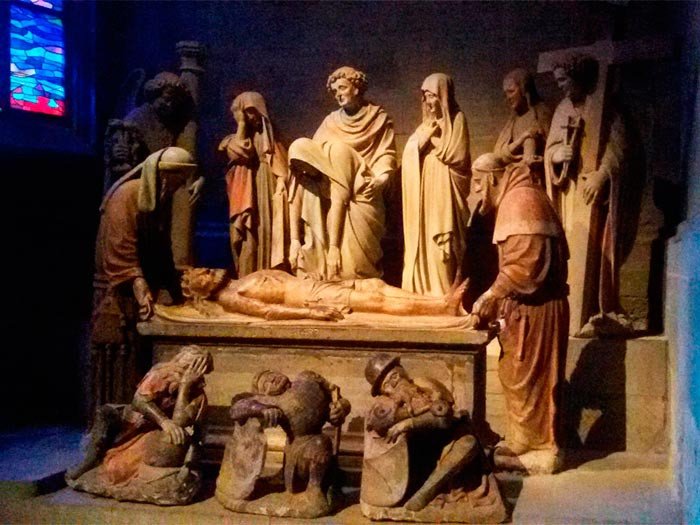 Conjunto gótico de trece estatuas de piedra representando el entierro de Cristo, en la catedral de Friburgo. Imagen de Guiarte.com