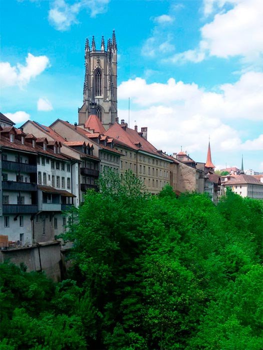 La ciudad  alta se asoma desde su balconada al Sarine. Imagen tomada desde el Puente de Zähringen. Guiarte.com