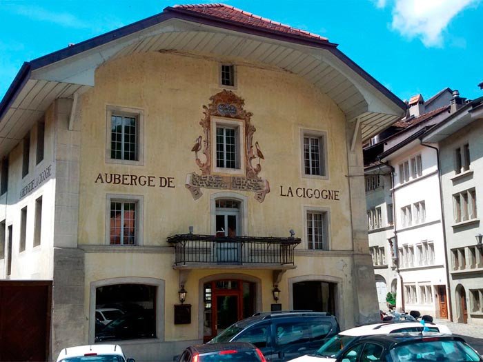 El llamativo Auberge de la Cigogne, y el arranque de la rue dOr, ante el puente de Berna. Imagen de Guiarte.com