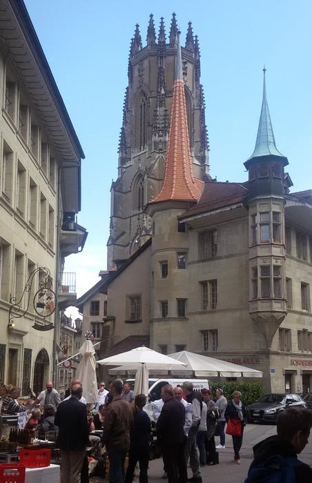 El entorno de la Catedral-Notre Dame y Ayuntamiento posee una buena serie de lugares para disfrutar de la comida suiza. Imagen de Guiarte.com