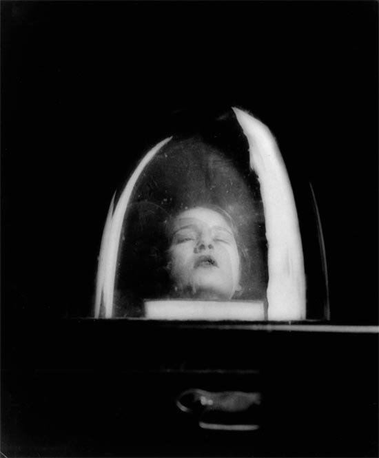 Lee Miller. Tanja Ramm bajo una campana de cristal, 1930. Gelatina de bromuro de plata (reimpresión). Lee Miller Archives   © Lee Miller Archives, Inglaterra 2017. Todos los derechos reservados.