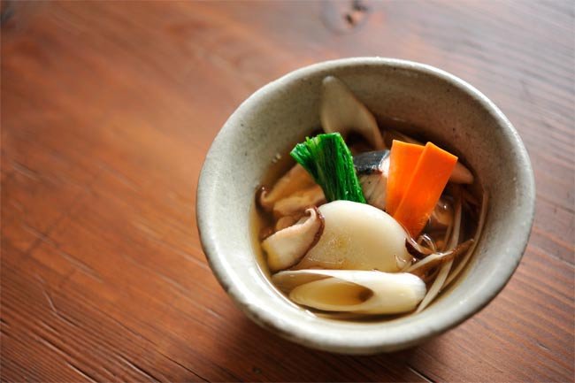 La sopa zoni, con pescado y verduras, y el pastel de arroz mochi son típicos en los días de fin de año en Japón. Imagen Turismo de Japón