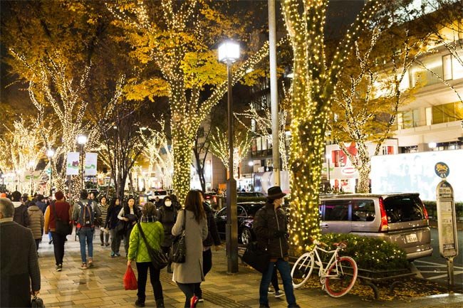 El barrio comercial de Tokio es Omotesando, donde la fiebre de las compras es también especial en estas fechas de cambio de año. Turismo de Tokio