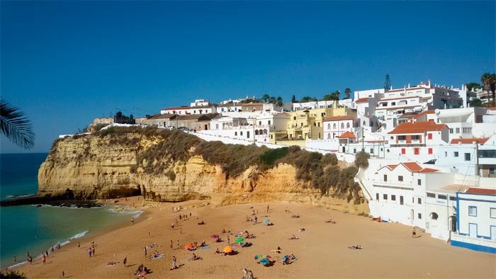 En Carvoeiro, la escarpada línea costera  del Algarve se interrumpe con una bella playa. Imagen de Guiarte.com