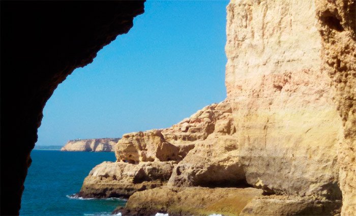 La costa en esta zona del Algarve es una línea continua de grandes acantilados. Imagen de Guiarte.com