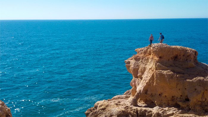 En Carvoeiro, la costa está llena de acantilados y grutas marinas por lo que resulta excelente para practicar el senderismo. Imagen de Guiarte.com
