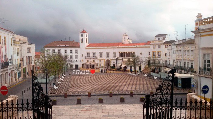 Plaza de la República, en Elvas, en un atardecer otoñal. Imagen de Guiarte.com