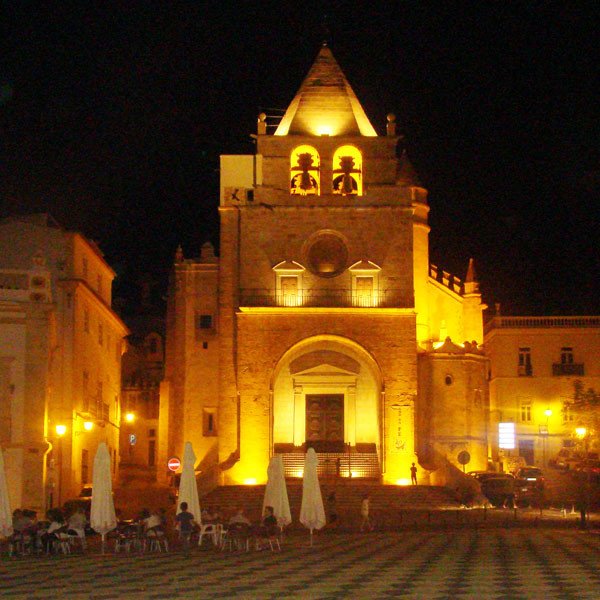 Imagen nocturna de la catedral de Elvas, ante el largo (plaza) de la República. Guiarte.com