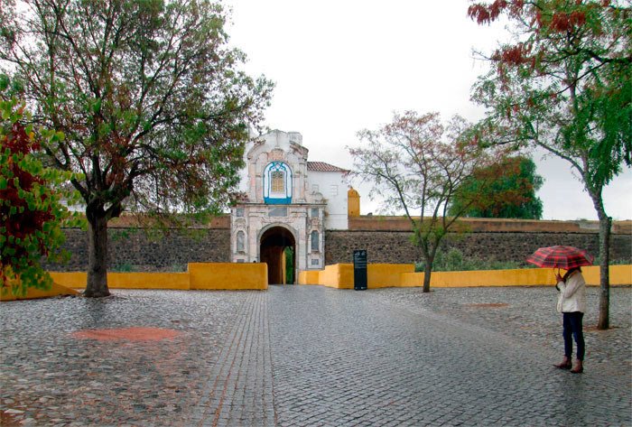La Puerta de la Esquina o de la llamada también Puerta de la Concepción, desde el interior de las murallas de Elvas, en el Alentejo. Imagen de Guiarte.com