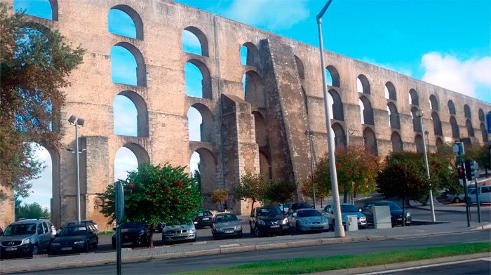 El acueducto a su llegada al entorno de la ciudad de Elvas. Imagen de Guiarte.com