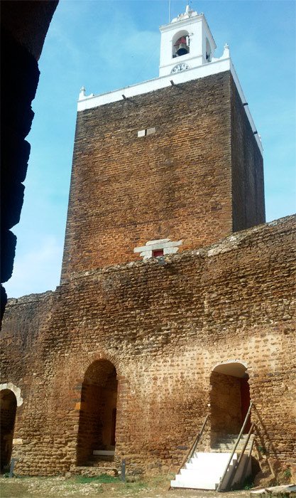 La poderosa torre del Homenaje del castillo de Alandroal. Imagen Guiarte.com
