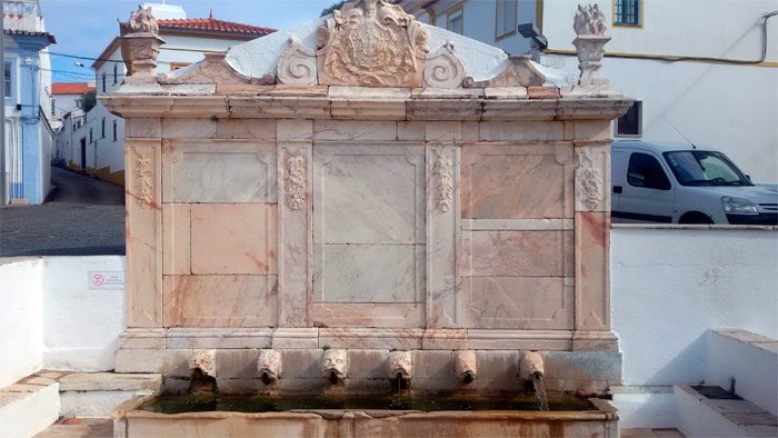 La fuente monumental  de Alandroal, realizada en mármol, en los inicios del siglo XVIII. Imagen de Guiarte.com