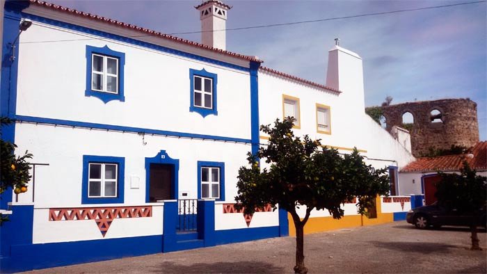 Colores rotundos, luminosos, en las casas de Redondo, Alentejo, Portugal. Guiarte.com