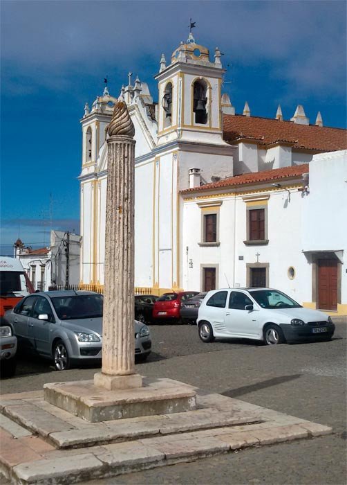 la picota ante la iglesia matriz de Redondo, Alentejo, Portugal. Imagen de Guiarte.com